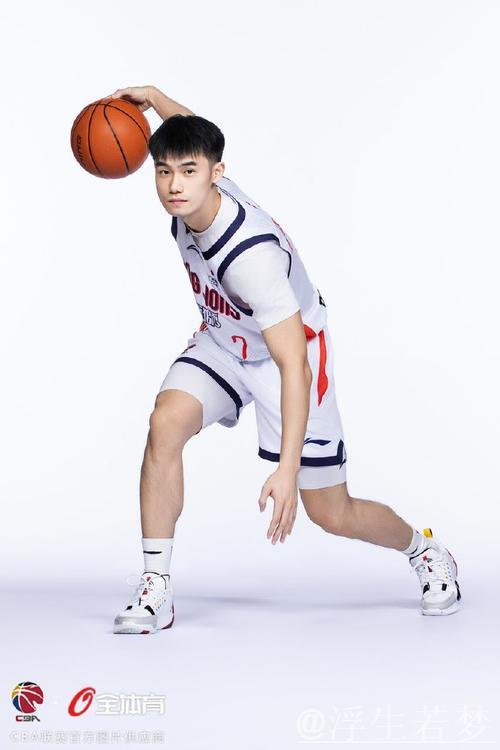 广州男篮发布新赛季球队定妆照，展现多样组合风采